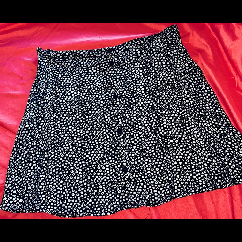 Black mini skirt w/ white flowers 🤍